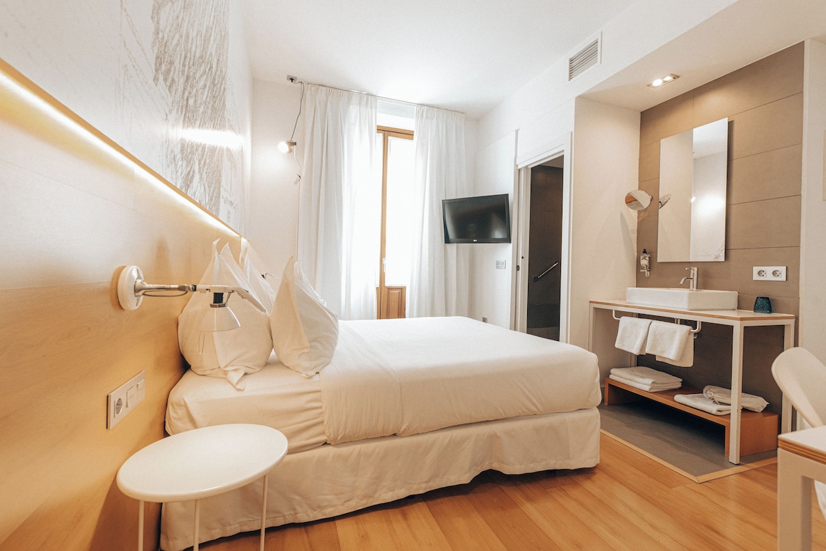 Deluxe Double Room Single Use (with Executive Breakfast) | Premium bedding, down comforters, desk, laptop workspace