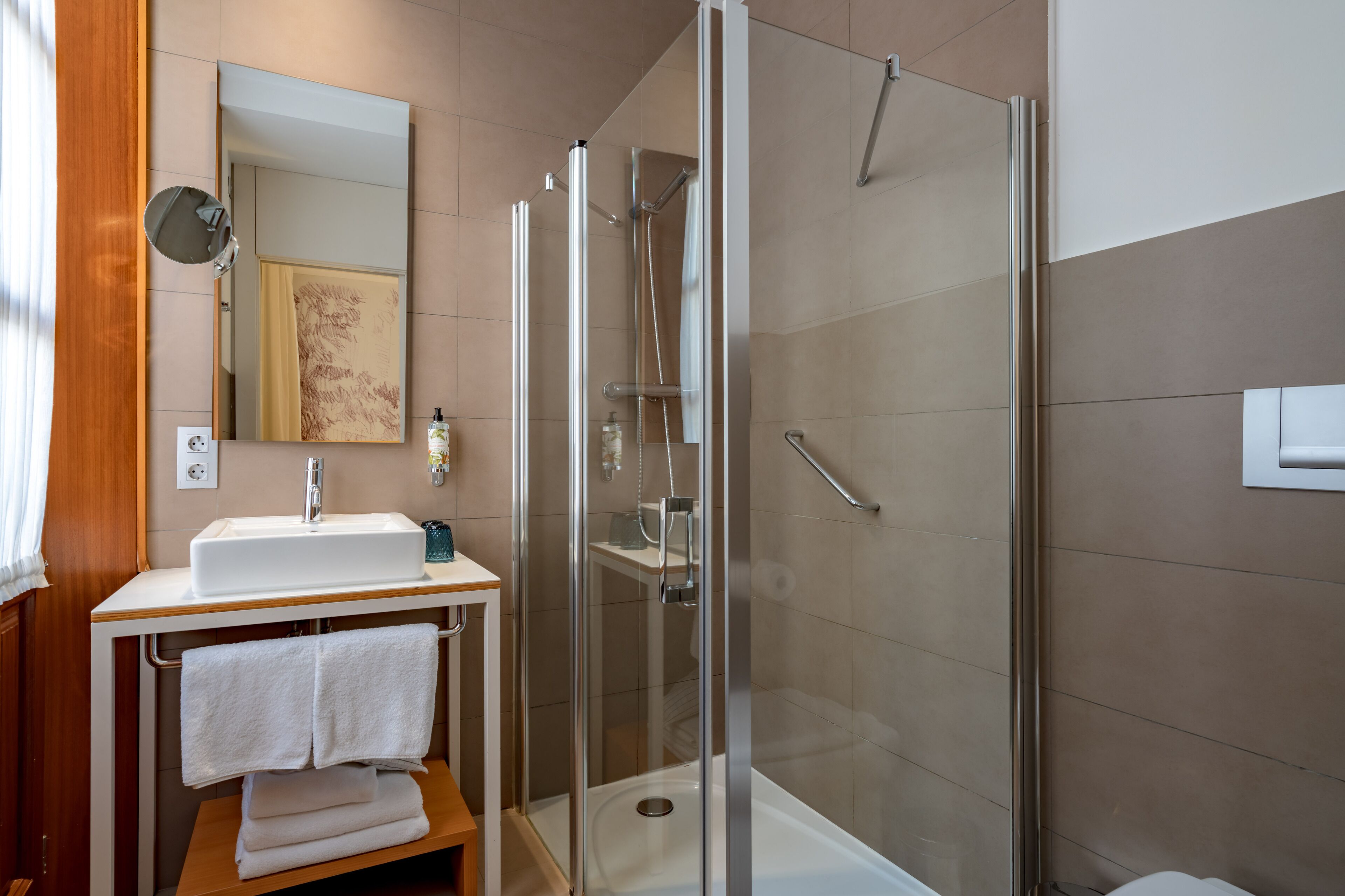 deluxe double room | bathroom | shower, free toiletries, bidet, towels