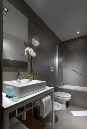 Douche, articles de toilette gratuits, bidet, serviettes fournies