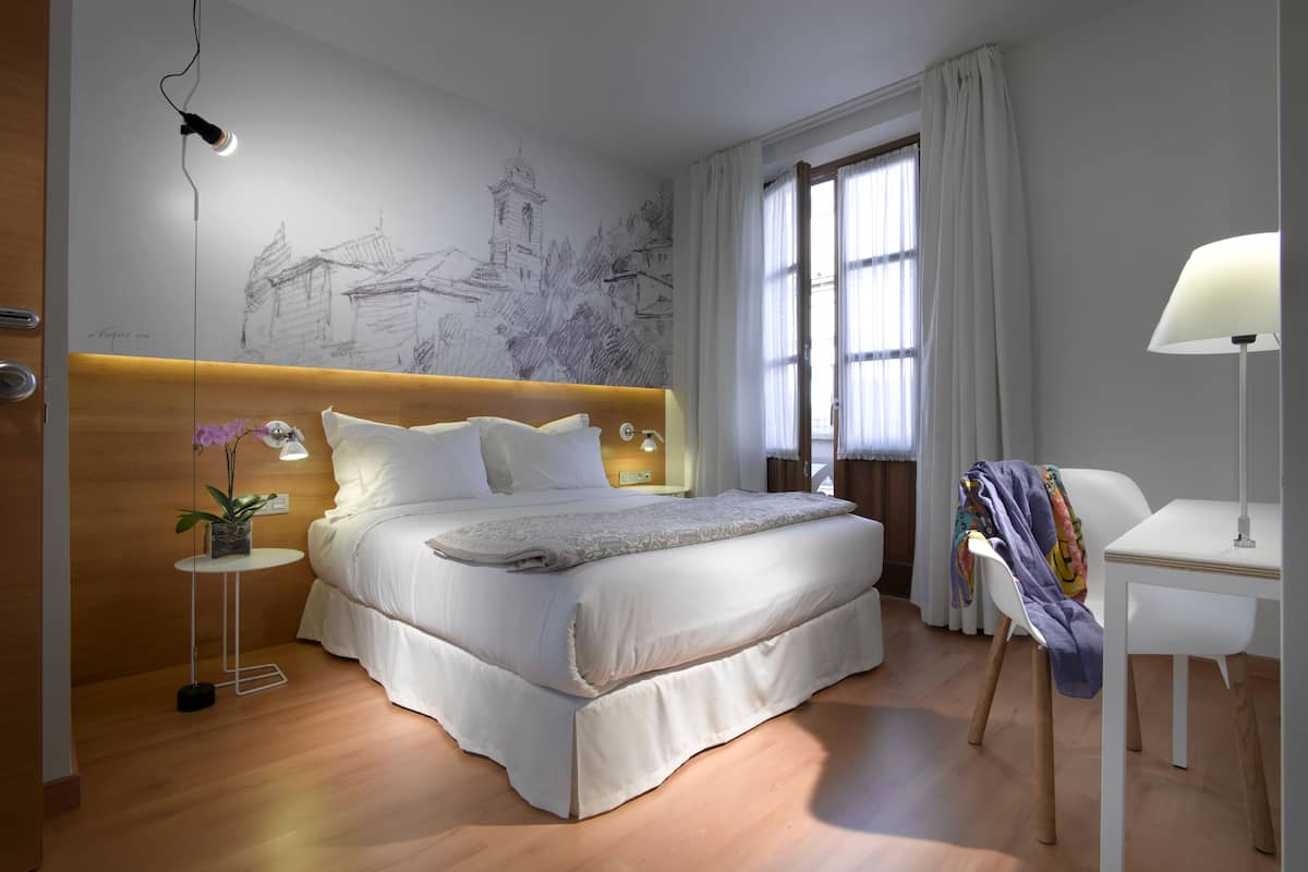 Ropa de cama de alta calidad, cubrecamas y muebles diferentes
