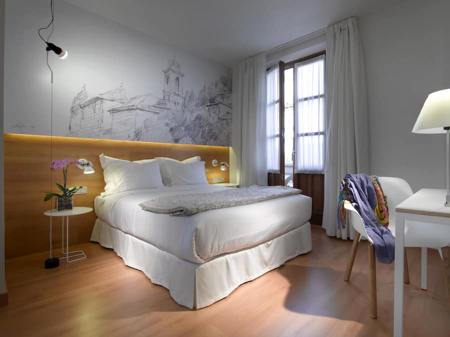 Ropa de cama de alta calidad, cubrecamas y muebles diferentes