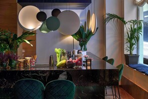 Petit déjeuner, déjeuner et dîner servis sur place