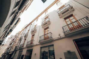 Un edificio de varios pisos con balcones, ventanas amplias y un letrero que dice 'Páragasie'.