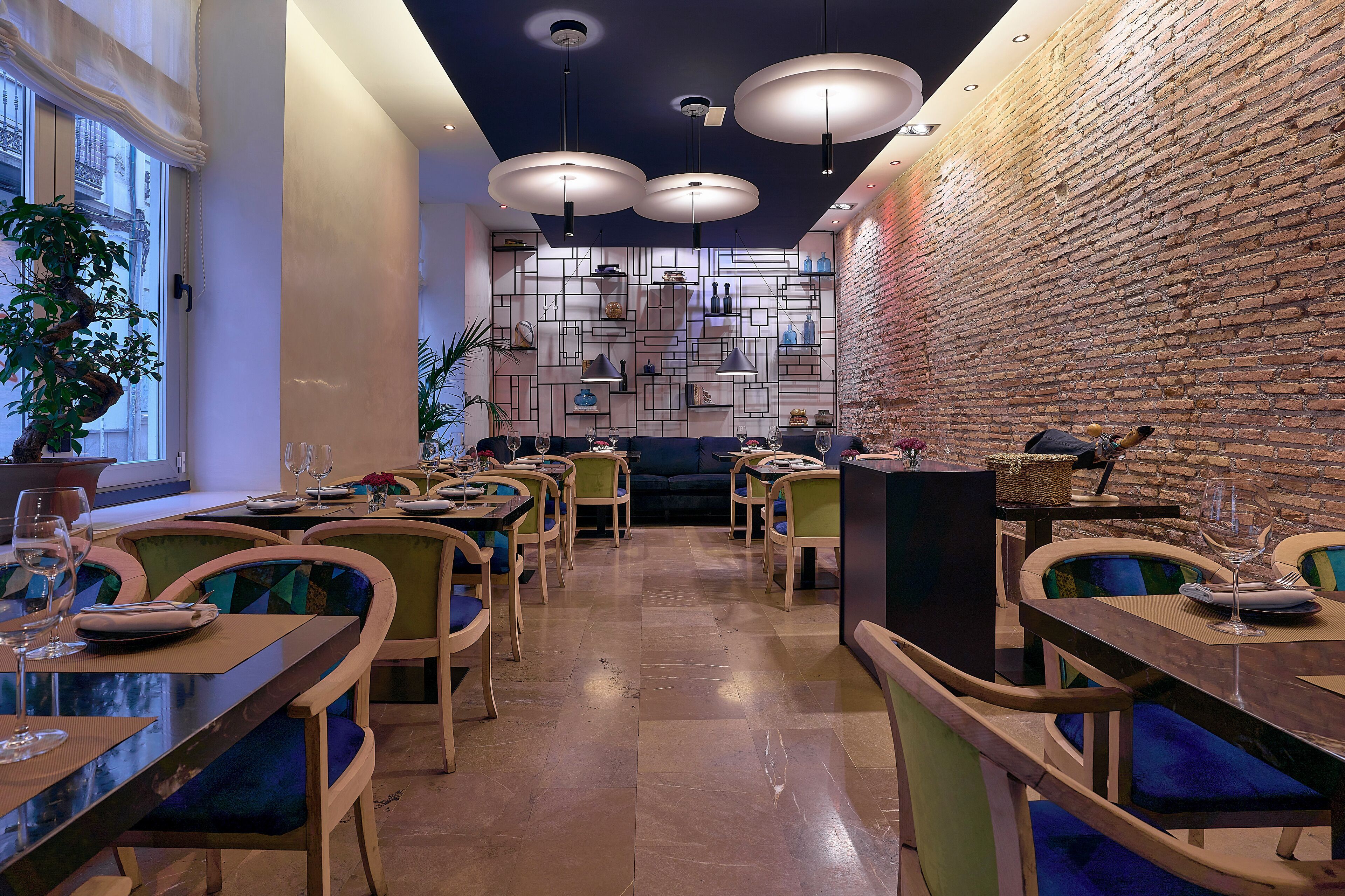 breakfast, lunch and dinner served