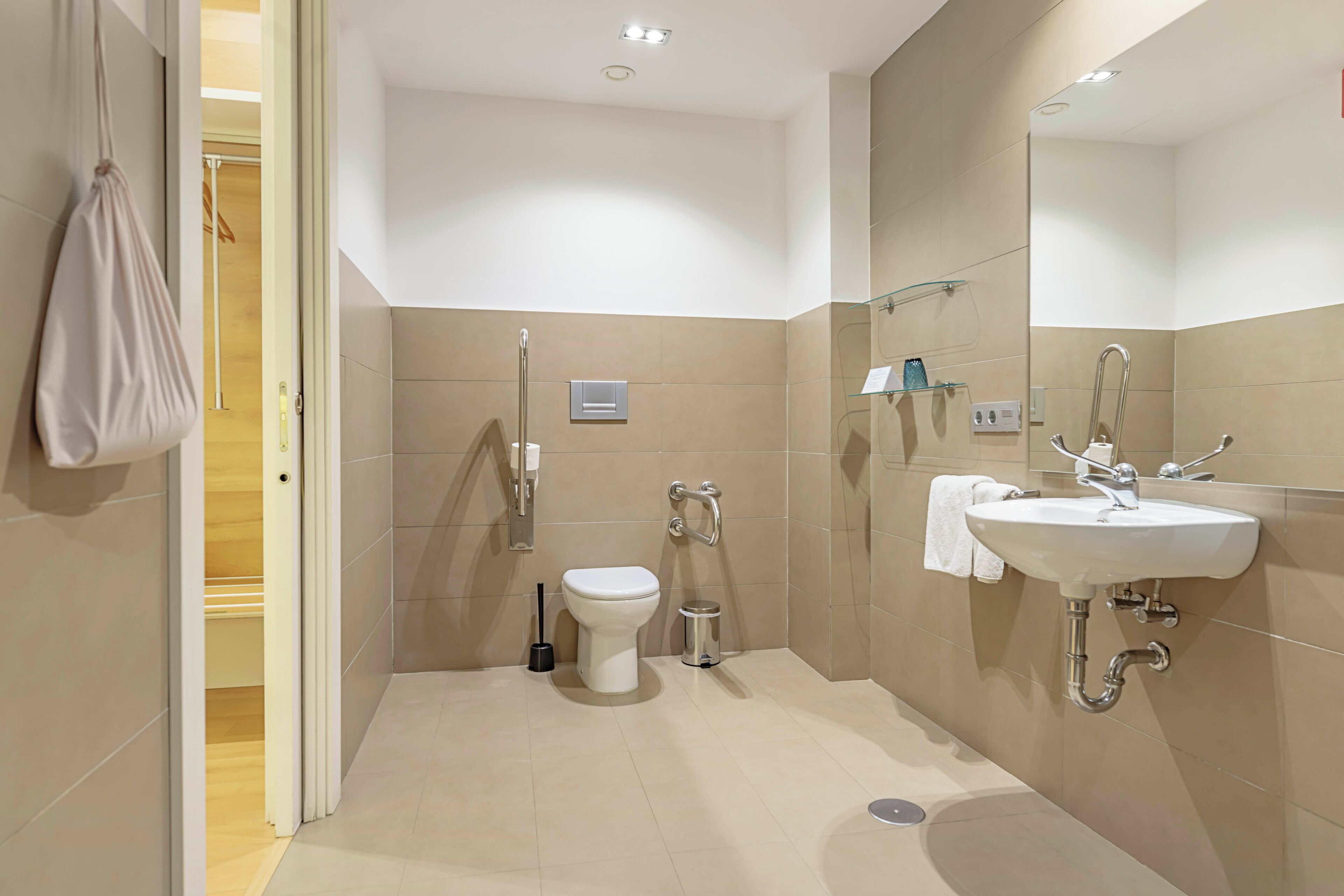 standard double room | premium bedding, down duvets, individually furnished, desk