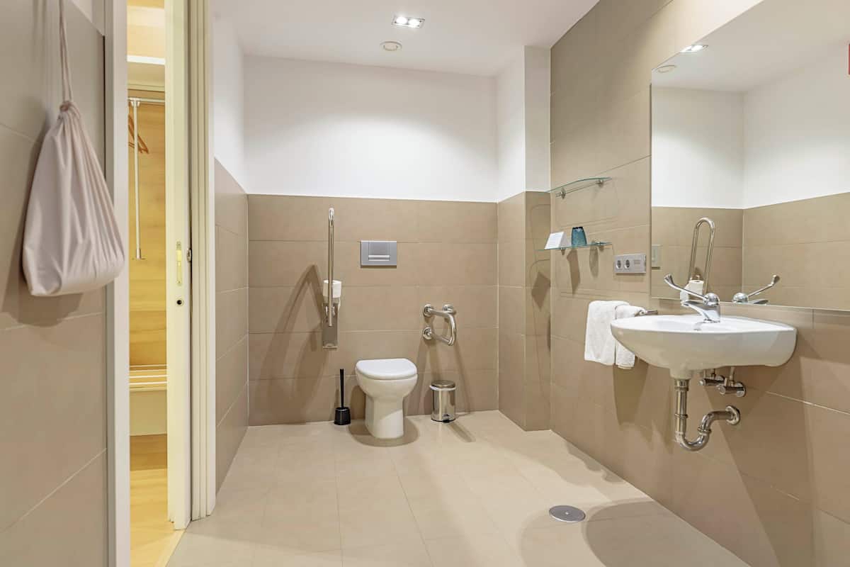 standard double room | premium bedding, down duvets, individually furnished, desk