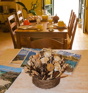 Tägliches inbegriffenes kontinentales Frühstück