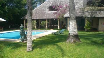 Piscina externa, guarda-sóis