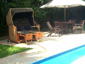 Outdoor pool, pool umbrellas - Pousada do Golfista (Guaruja)