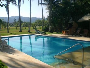 Piscine extérieure, parasols