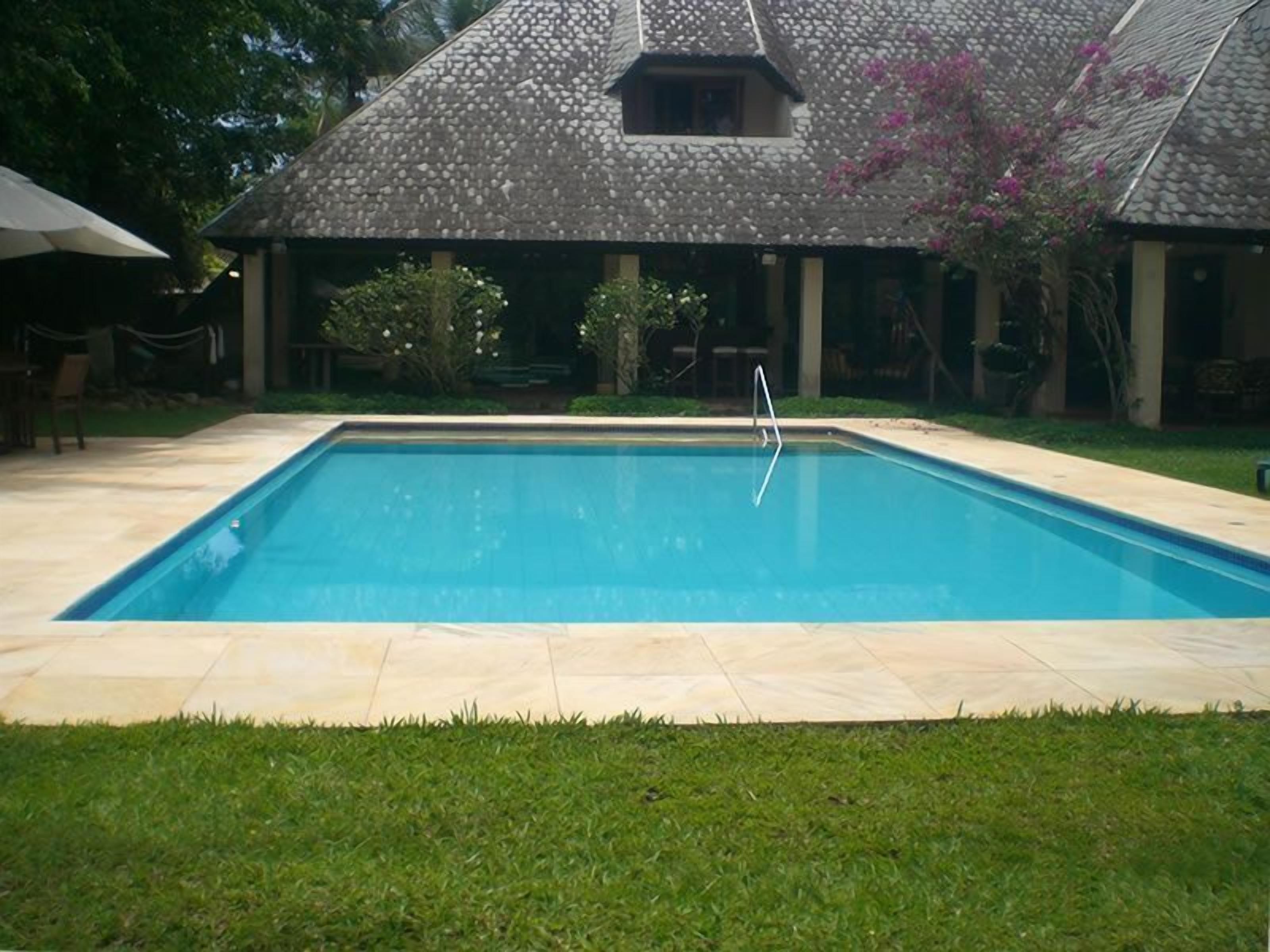 室外游泳池，池畔遮阳伞