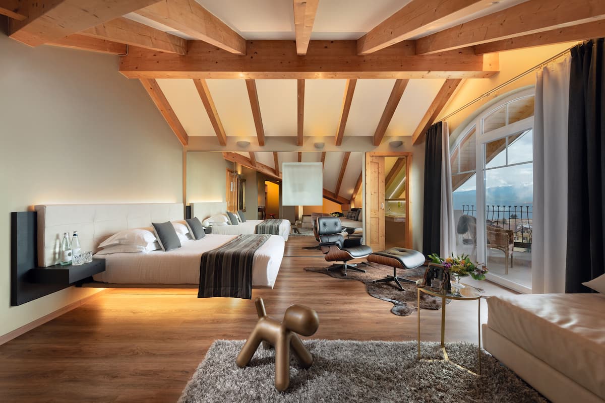 Une chambre spacieuse avec un grand lit, un bureau et une vue sur l’extérieur.