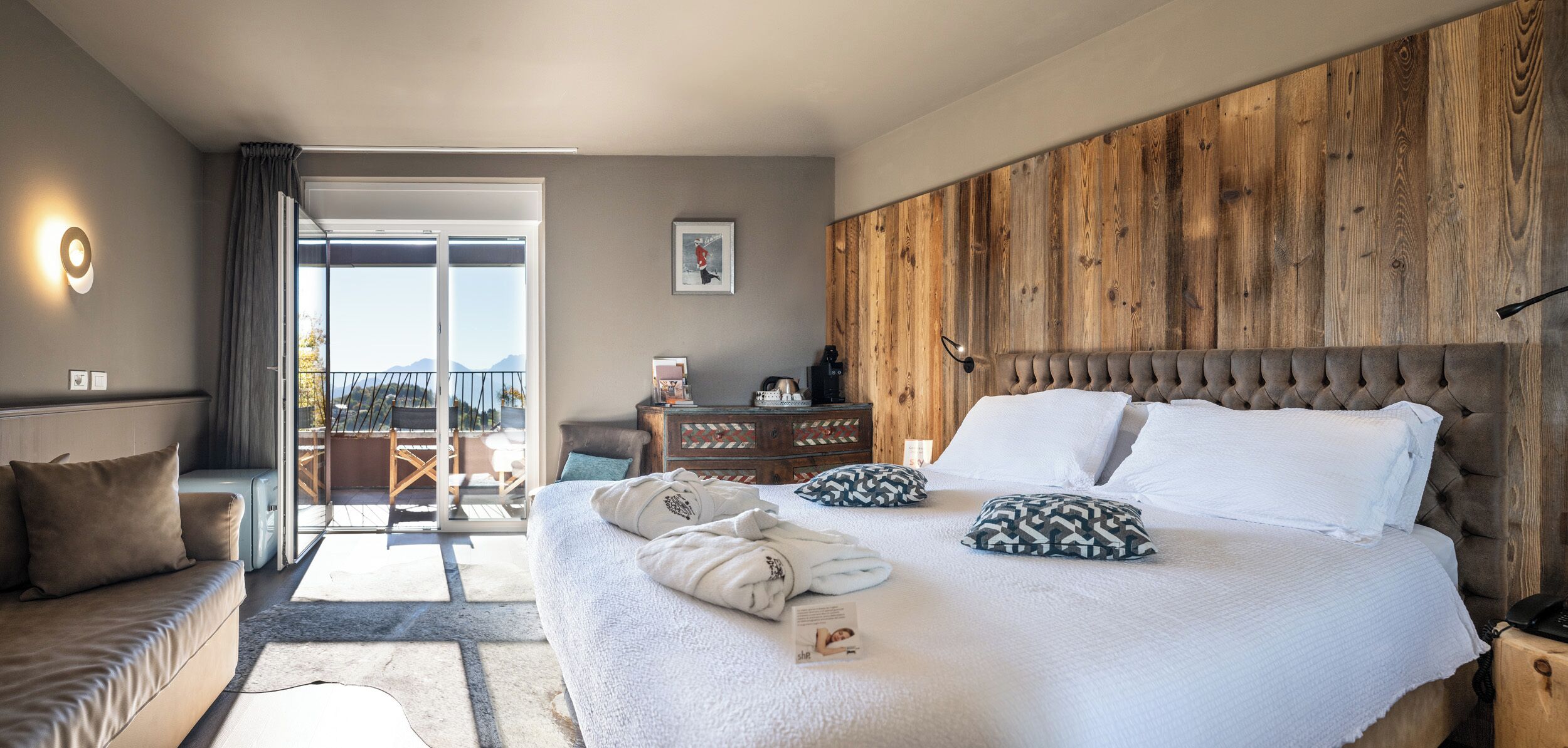 Frigobar, cofres nos quartos, escrivaninha, cortinas blackout