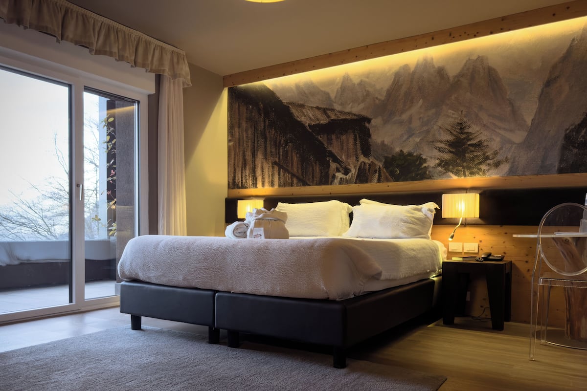 Een minibar, een kluis op de kamer, een bureau, verduisterende gordijnen