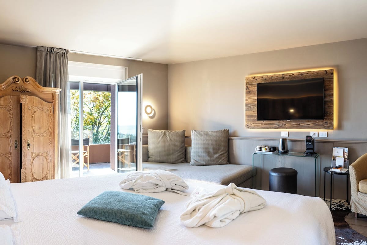 Een minibar, een kluis op de kamer, een bureau, verduisterende gordijnen