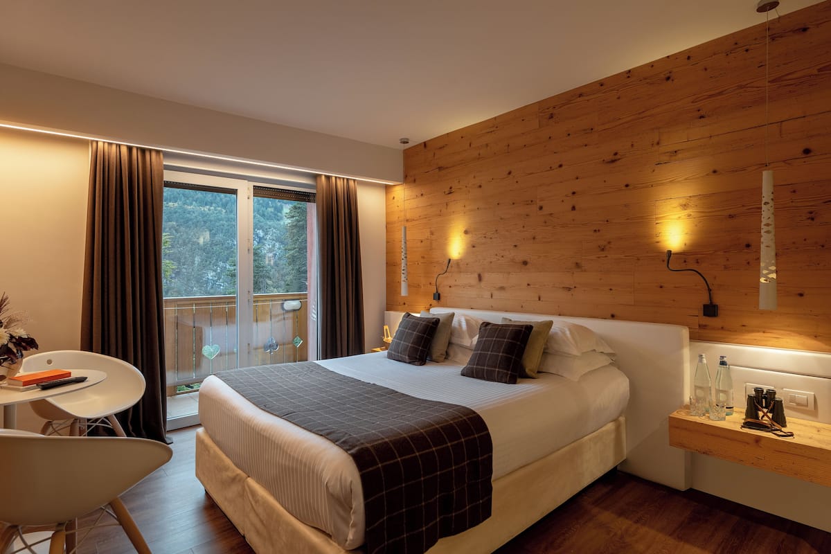 Comfort tweepersoonskamer | Een minibar, een kluis op de kamer, een bureau, verduisterende gordijnen