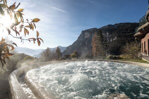 5 piscinas cubiertas, una piscina al aire libre, sombrillas, tumbonas