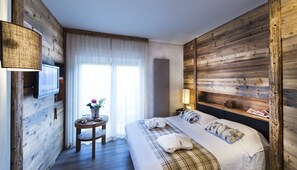 Habitación estándar doble | Minibar, caja fuerte, escritorio y cortinas opacas