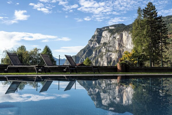 5 Innenpools, Außenpool, Sonnenschirme, Liegestühle