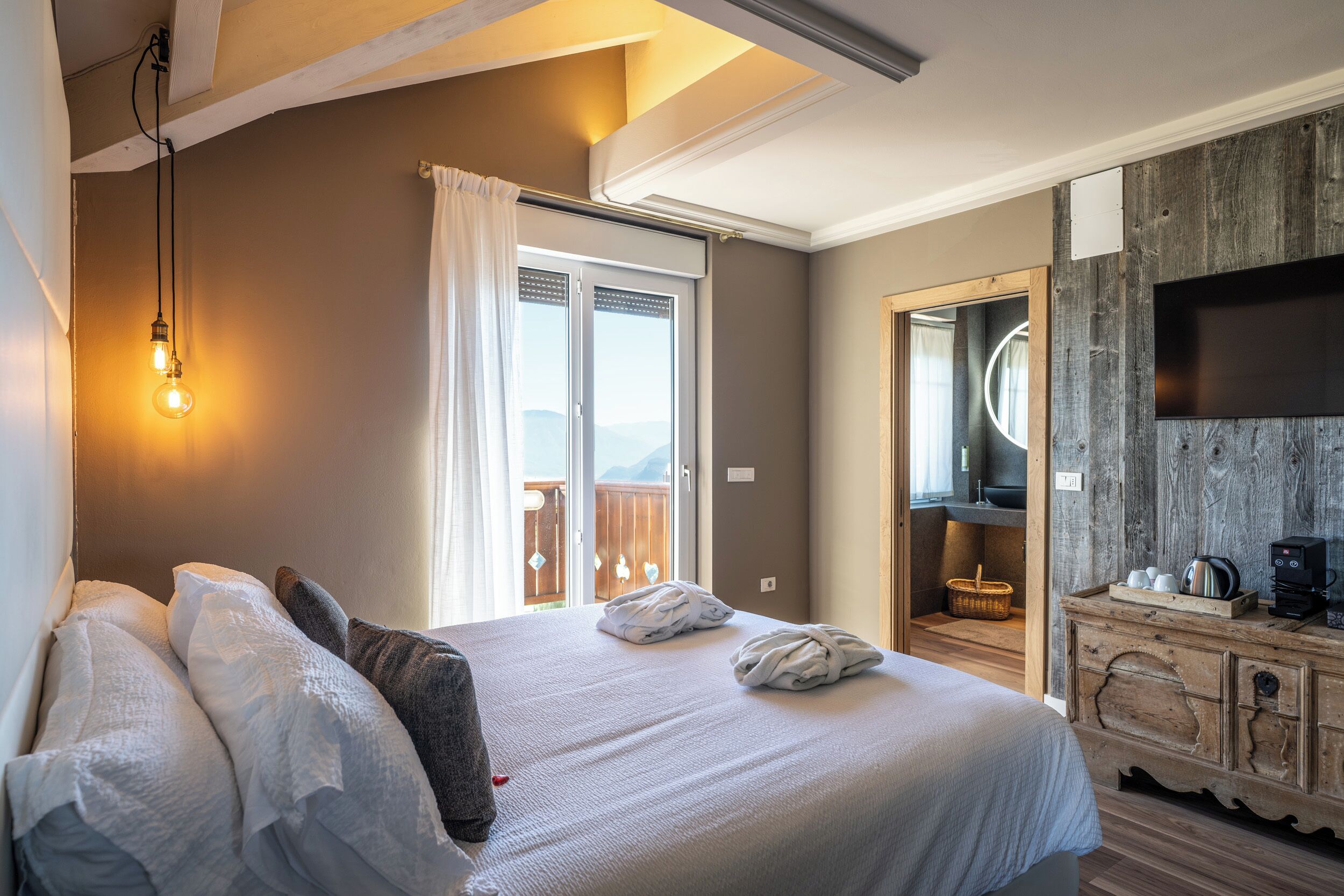 Minibar, in-room safe, desk, blackout curtains