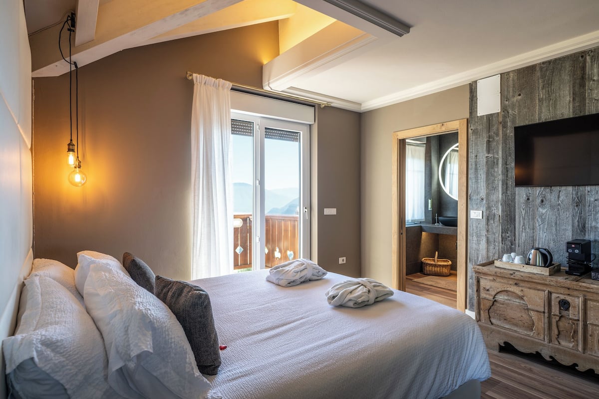 Minibar, in-room safe, desk, blackout curtains