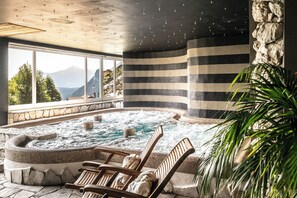 5 piscinas cubiertas, una piscina al aire libre, sombrillas, tumbonas