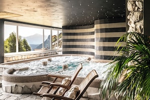 5 piscinas internas, piscina externa, guarda-sóis, espreguiçadeiras