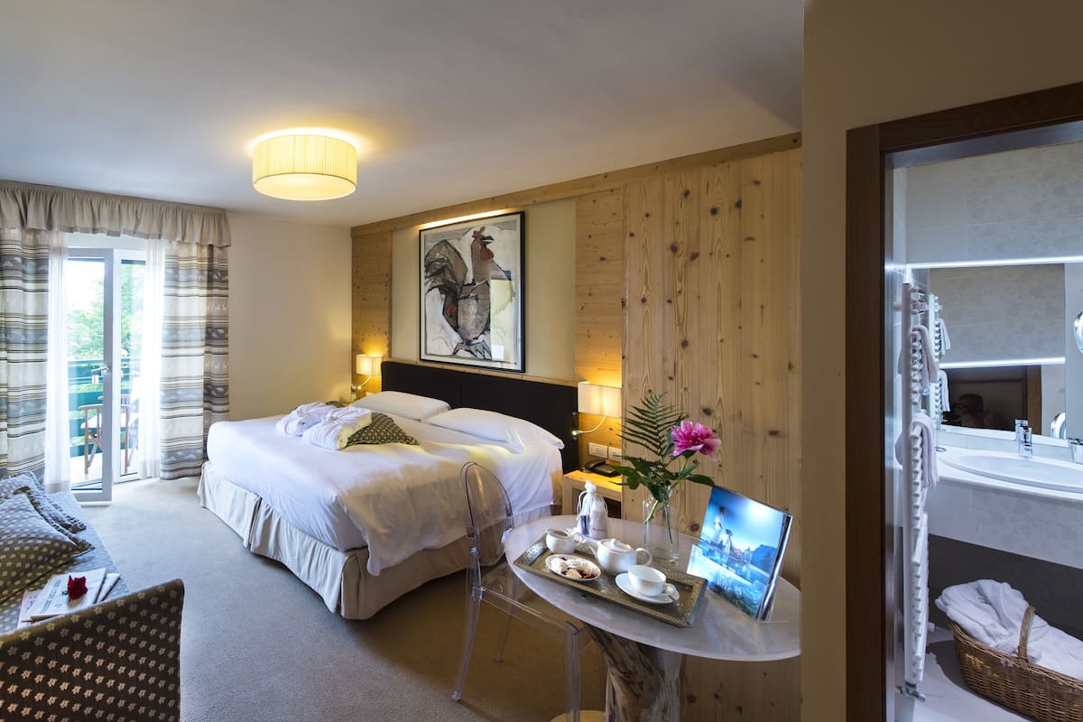Comfort Triple Room | Minibar, in-room safe, desk, soundproofing