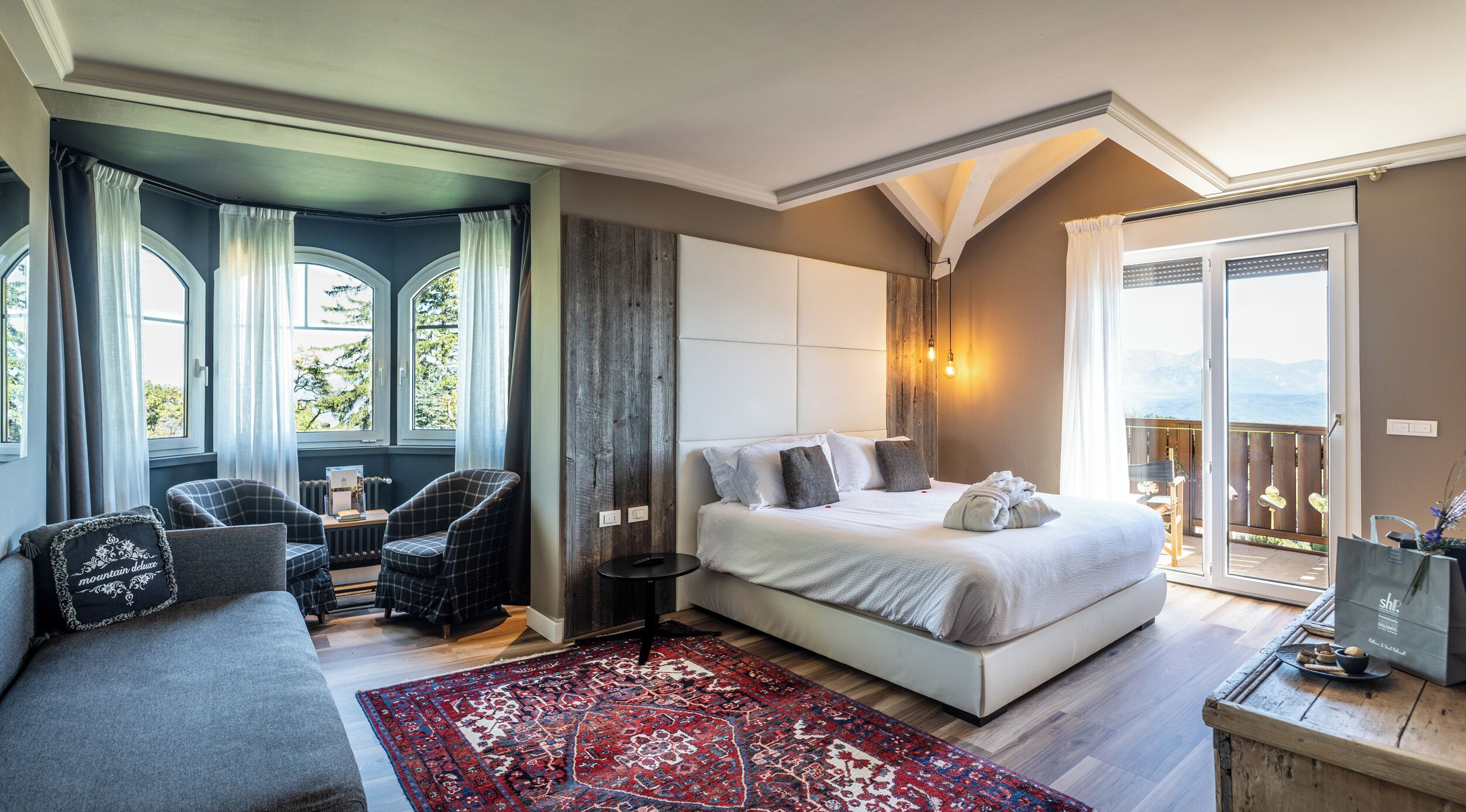 Minibar, in-room safe, desk, blackout curtains