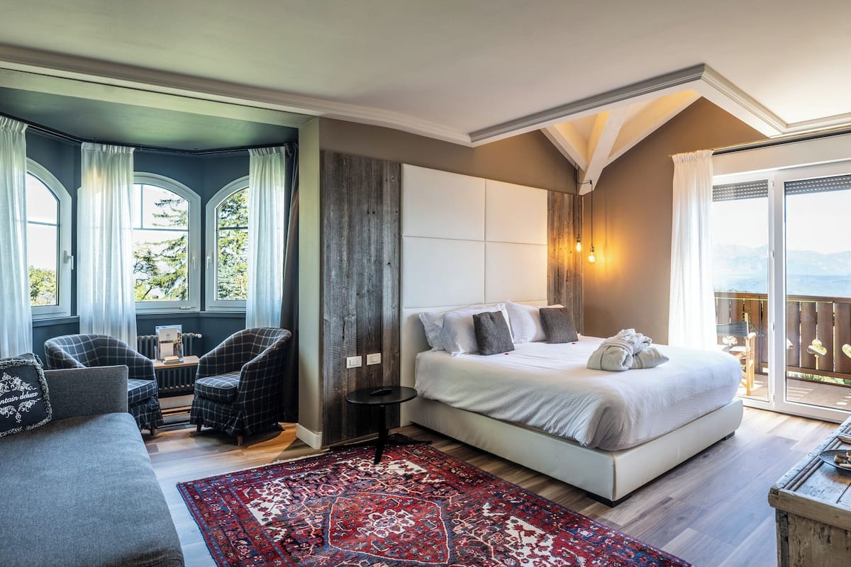 Minibar, coffres-forts dans les chambres, bureau, rideaux occultants