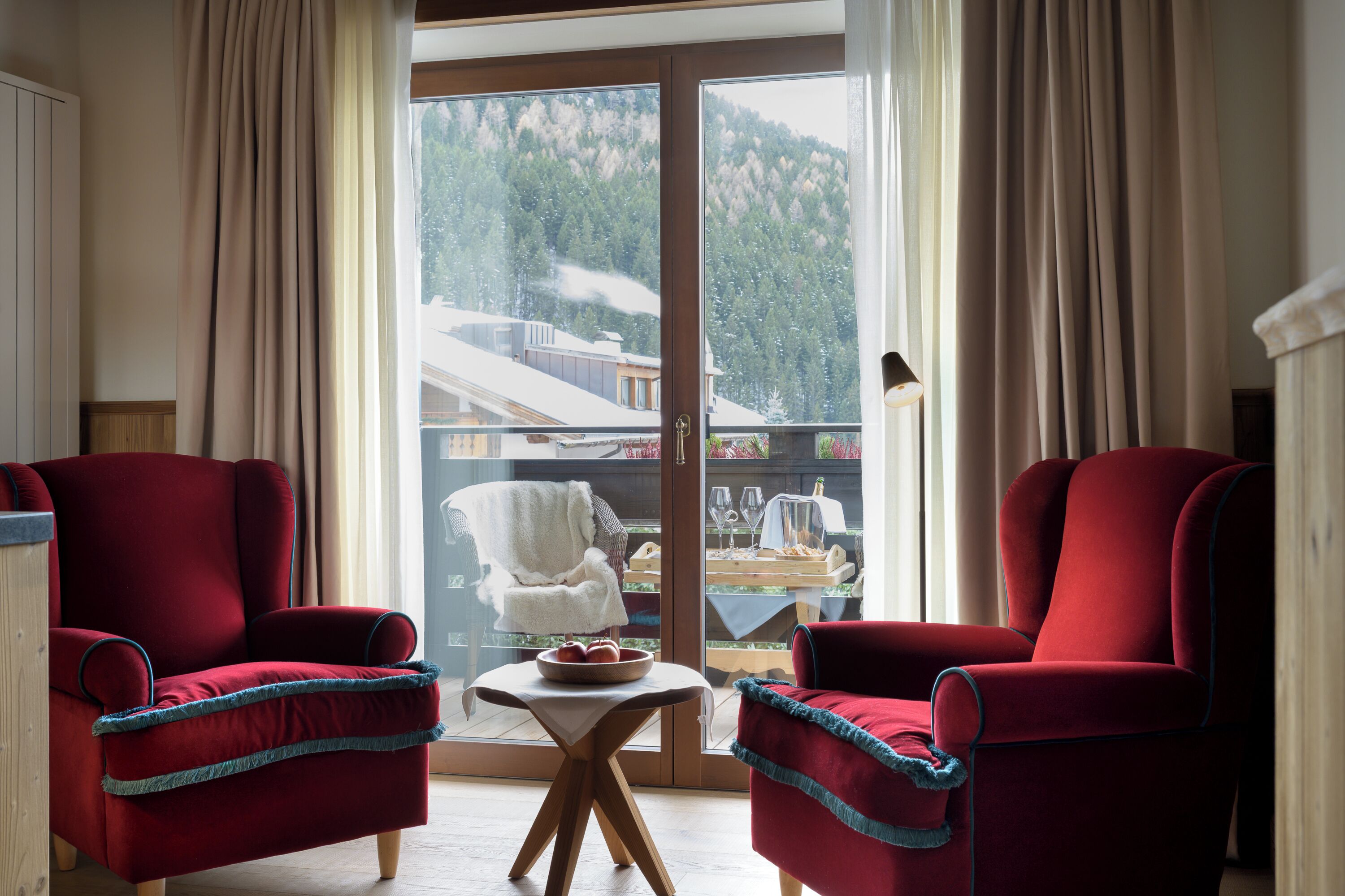 Ropa de cama de alta calidad, cubrecamas y minibar 