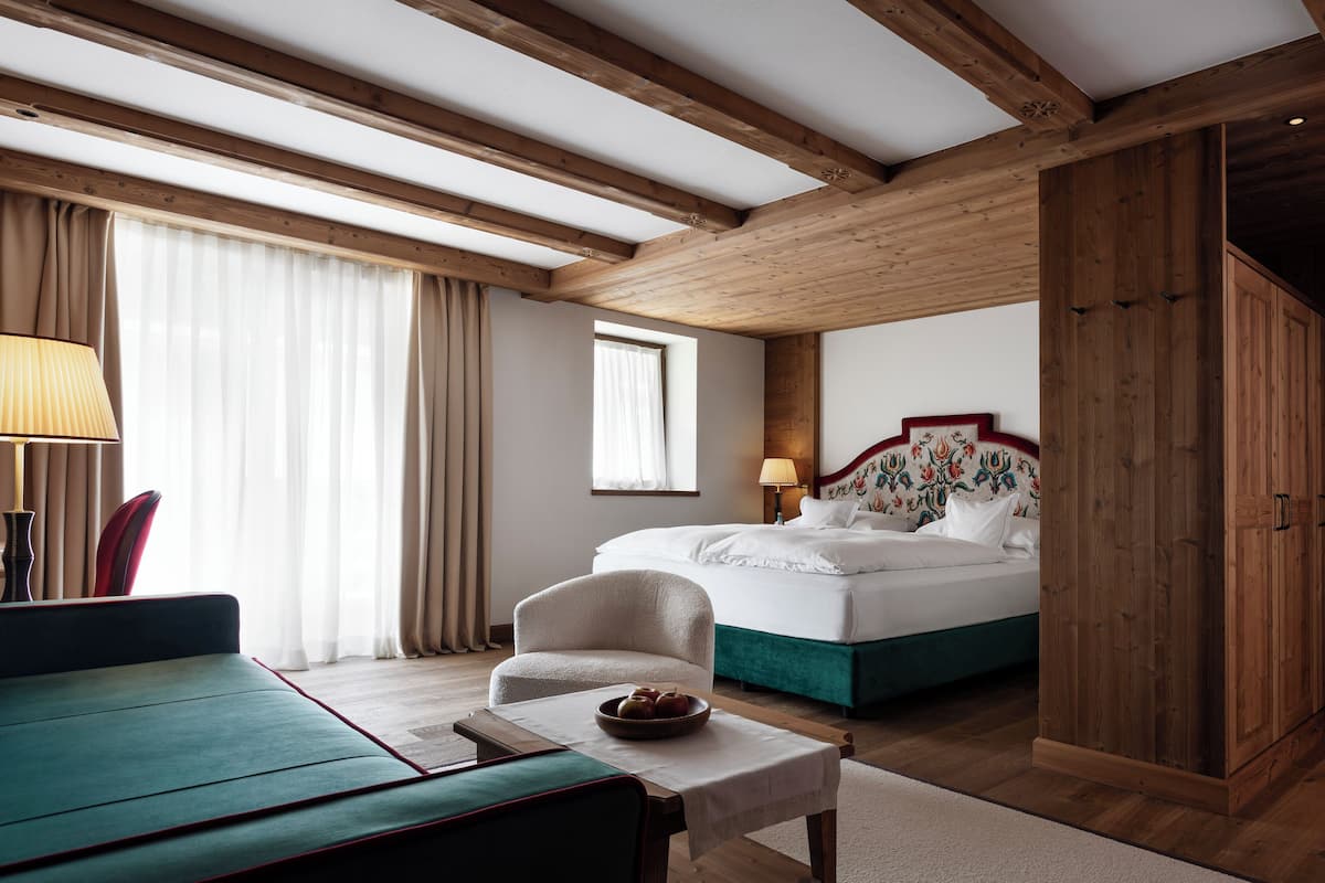 Suite Standard, plusieurs lits, vue montagne (Junior Suite) | Literie de qualité supérieure, couette en duvet d'oie, minibar