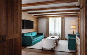 Standard Suite, Multiple Beds | Living area