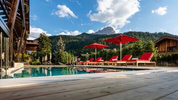 Innenpool, Außenpool, geöffnet von 08:00 Uhr bis 20:00 Uhr, Liegestühle