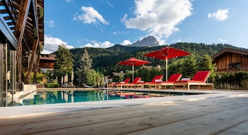 室内游泳池，室外游泳池，08:00 至 20:00 开放，日光浴躺椅