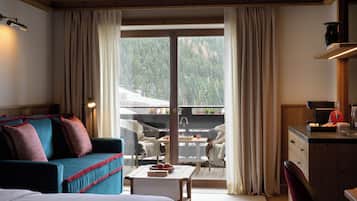 Camera Deluxe, letti multipli | Biancheria da letto di alta qualità, copriletto in piuma, minibar