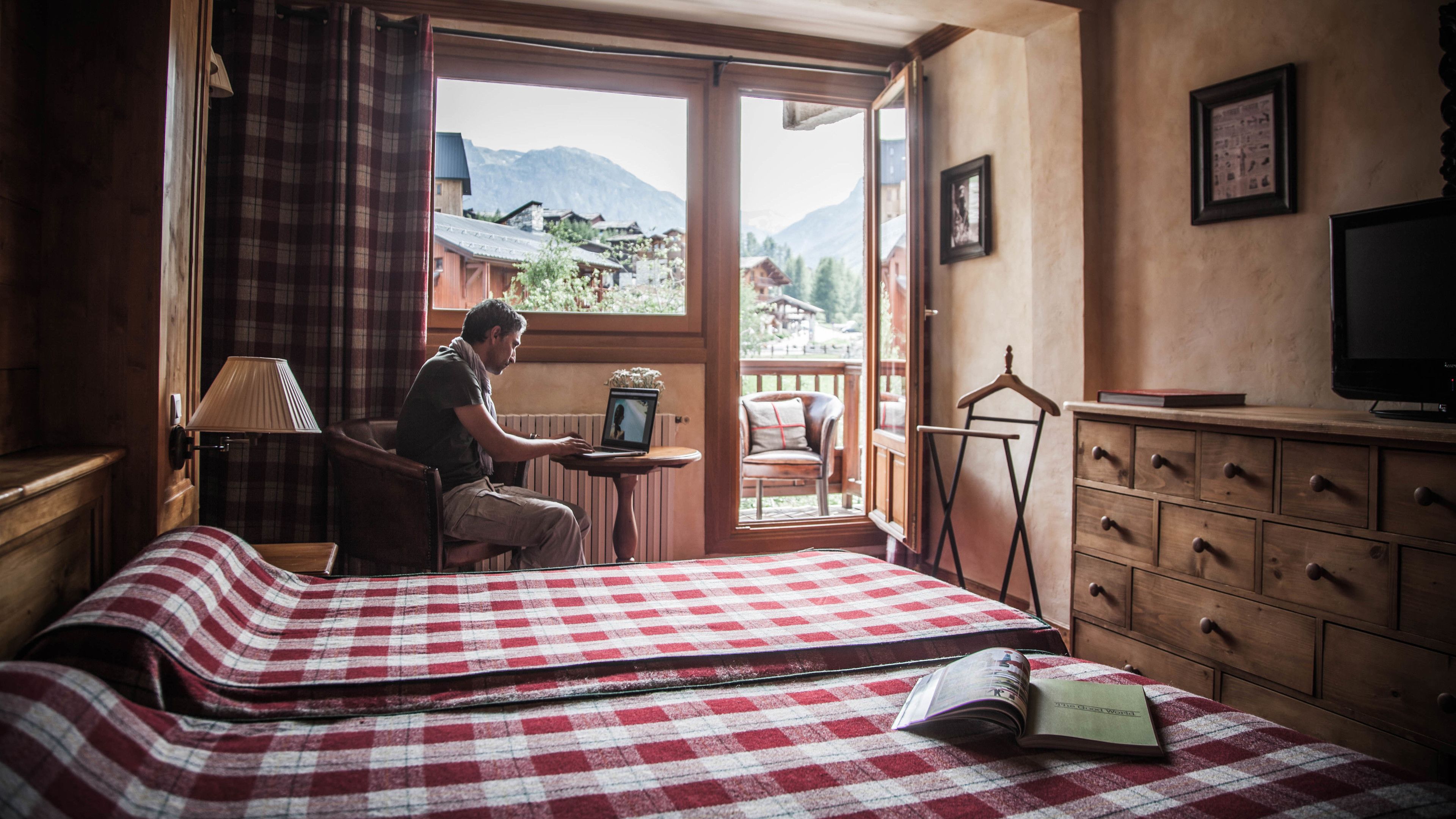 desk, soundproofing, cots/infant beds, free wifi