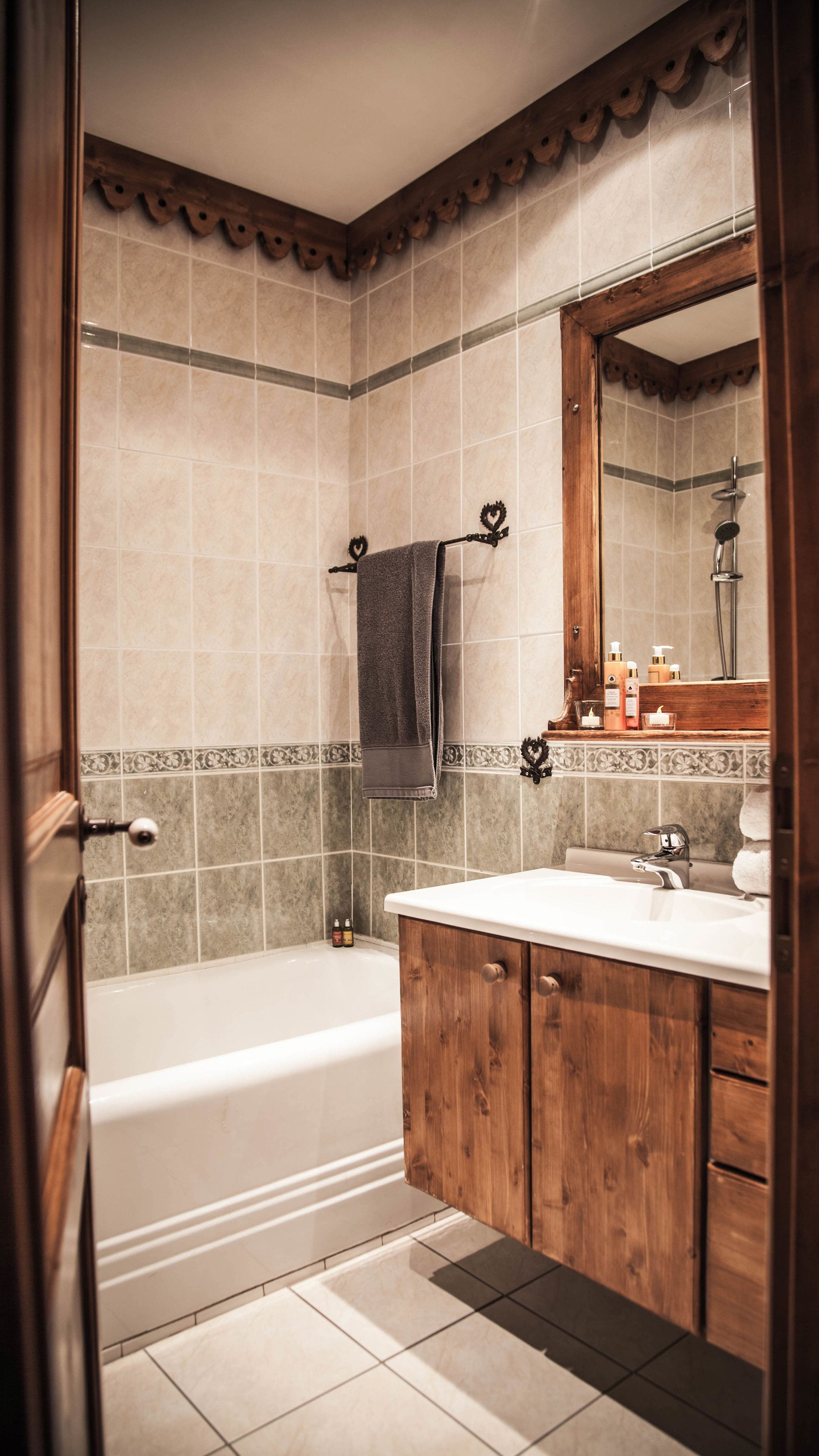 bathtub, free toiletries, towels