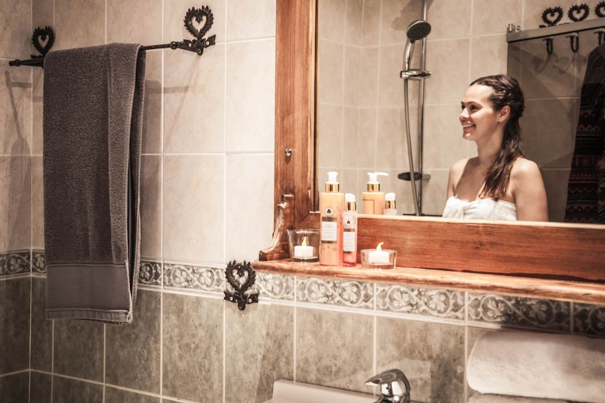 desk, soundproofing, cots/infant beds, free wifi