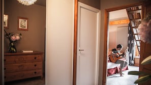 1 bedroom, desk, soundproofing, cots/infant beds