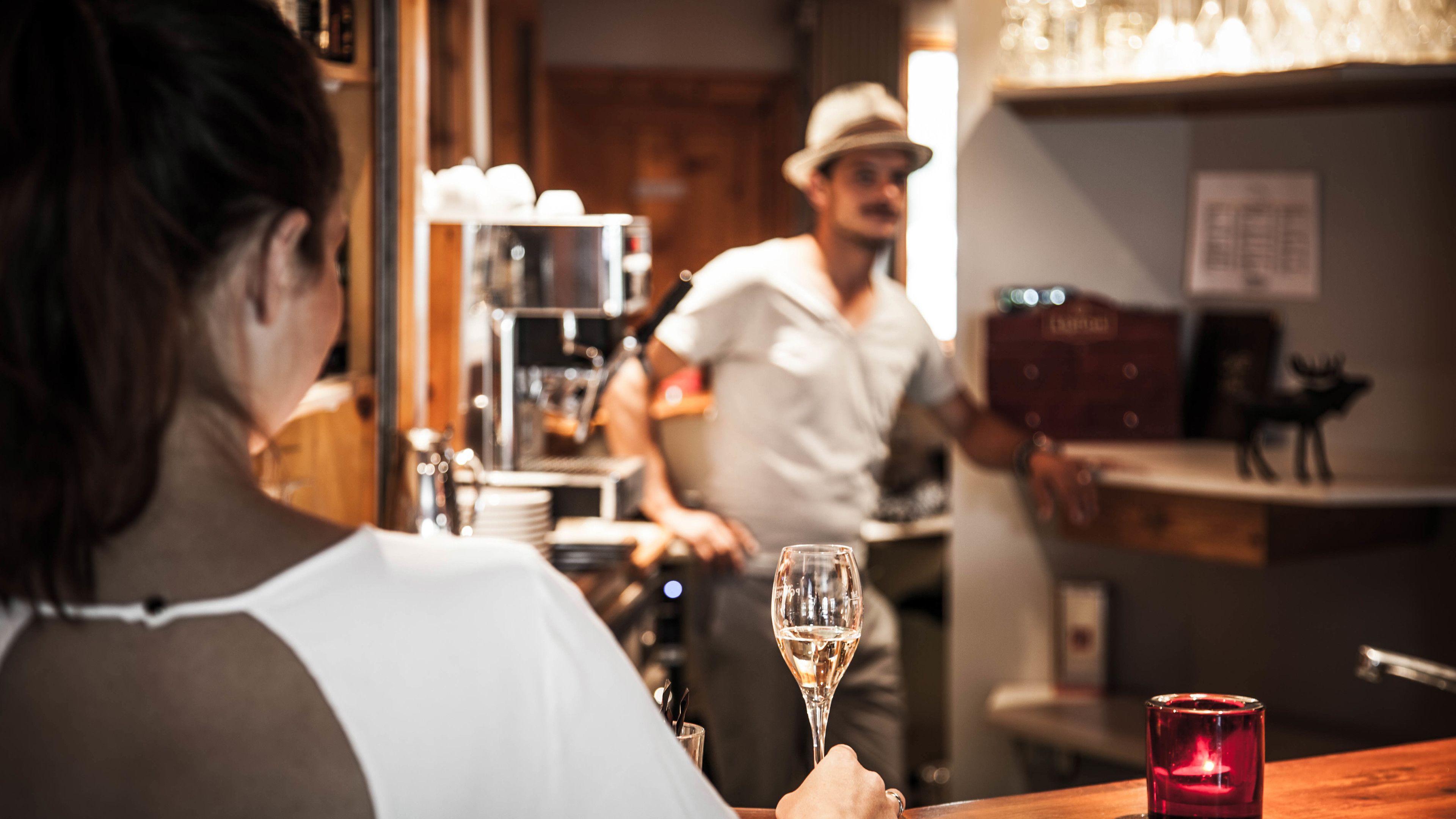 Bar (trong khuôn viên)