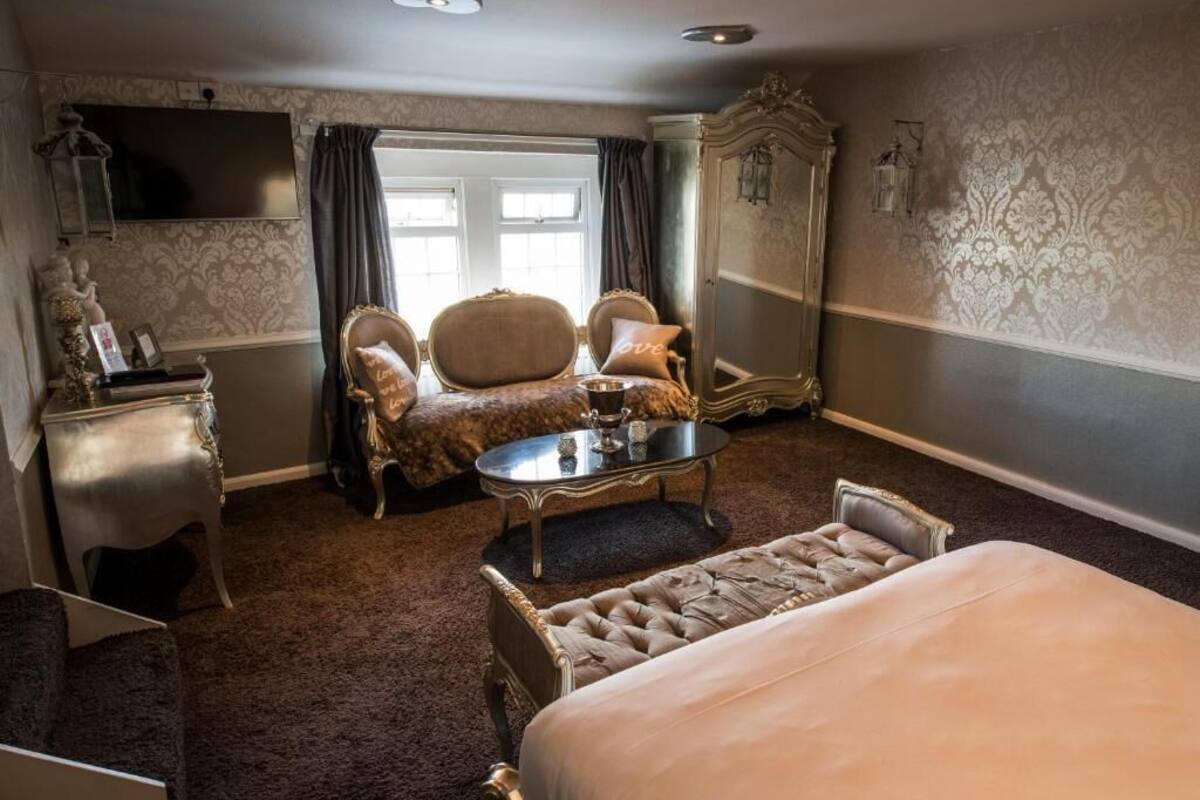 Superior Studio Suite | 7 bedrooms, desk, iron/ironing board (on request), WiFi (free)