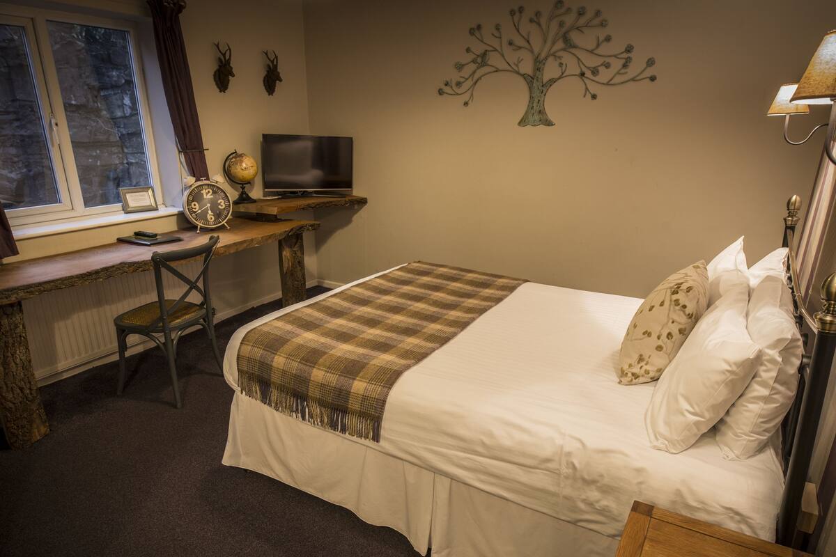 7 bedrooms, desk, iron/ironing board (on request), WiFi (free)