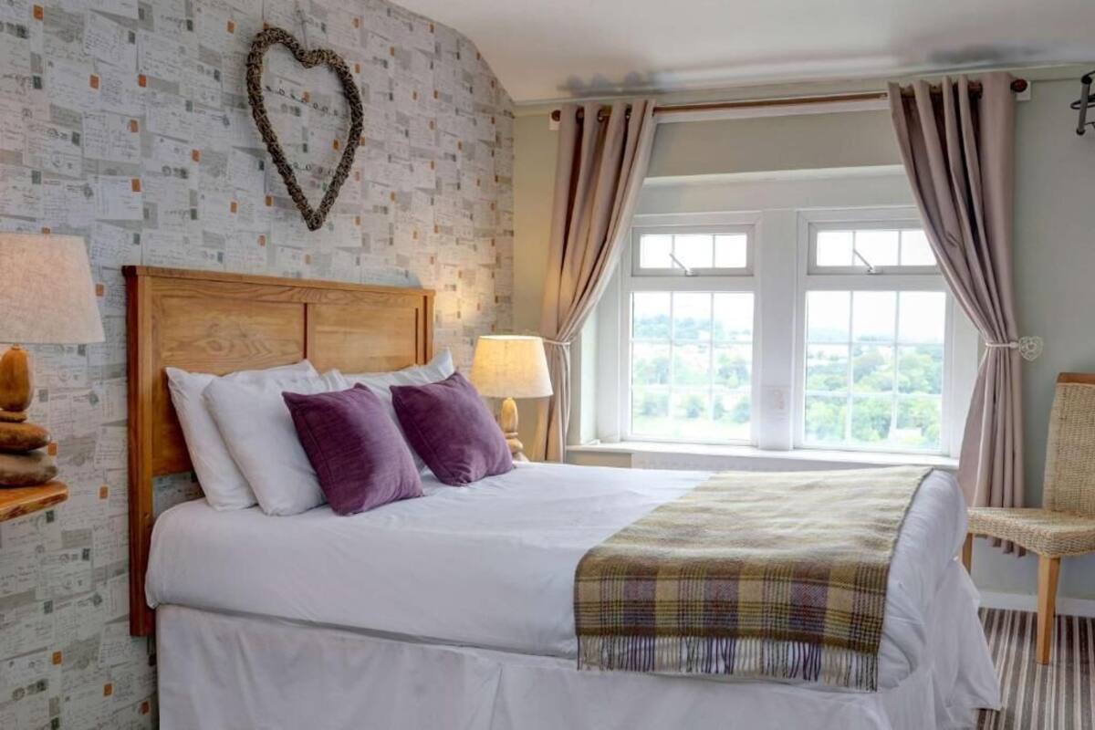 Economy Double Room | 7 bedrooms, desk, iron/ironing board (on request), WiFi (free)