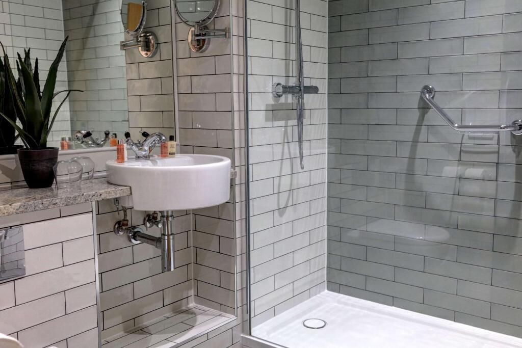 Superior Double Room | Bathroom | Free toiletries, hair dryer, towels