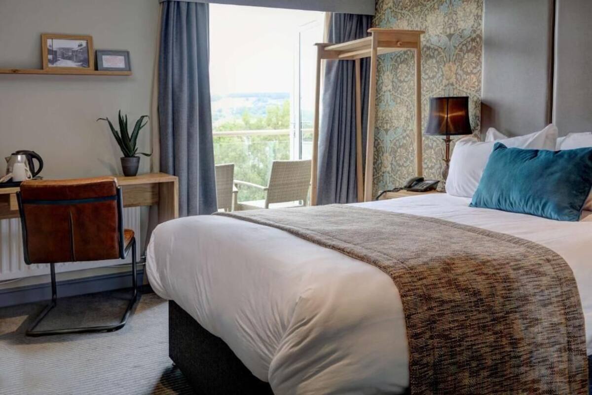 Superior Double Room, Balcony | 7 bedrooms, desk, iron/ironing board (on request), WiFi (free)