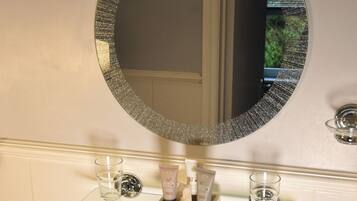 Dobbeltrom, eget bad | Bad | Hårføner, håndklær og toalettpapir