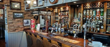 Bar (trong khuôn viên)