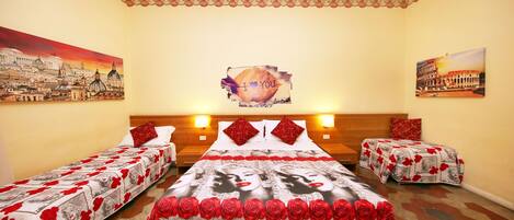 Habitación de hotel con una cama grande, dos camas más pequeñas, un cabecero con espejo y un cuadro de un paisaje urbano en la pared.