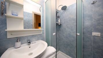 Double Room | Bathroom | Shower, free toiletries, bidet, towels